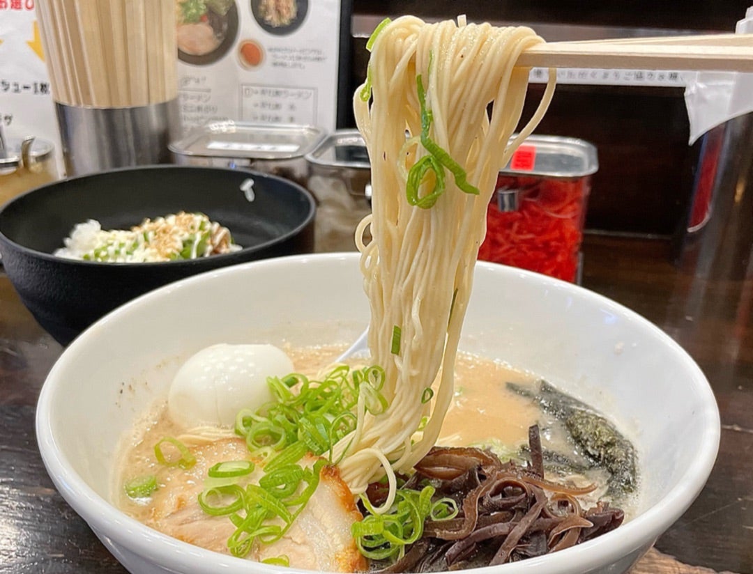 平九郎R 春日部店の豚骨スープに合わせた細麺