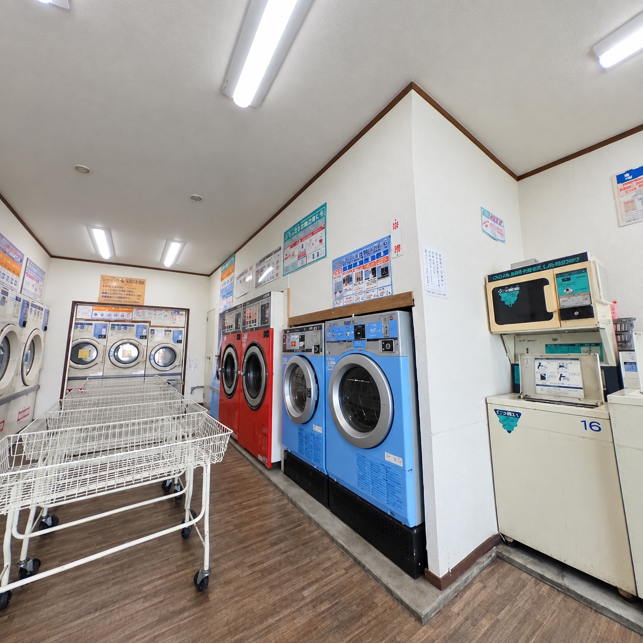 洗濯・乾燥機のある店内(2020年11月)