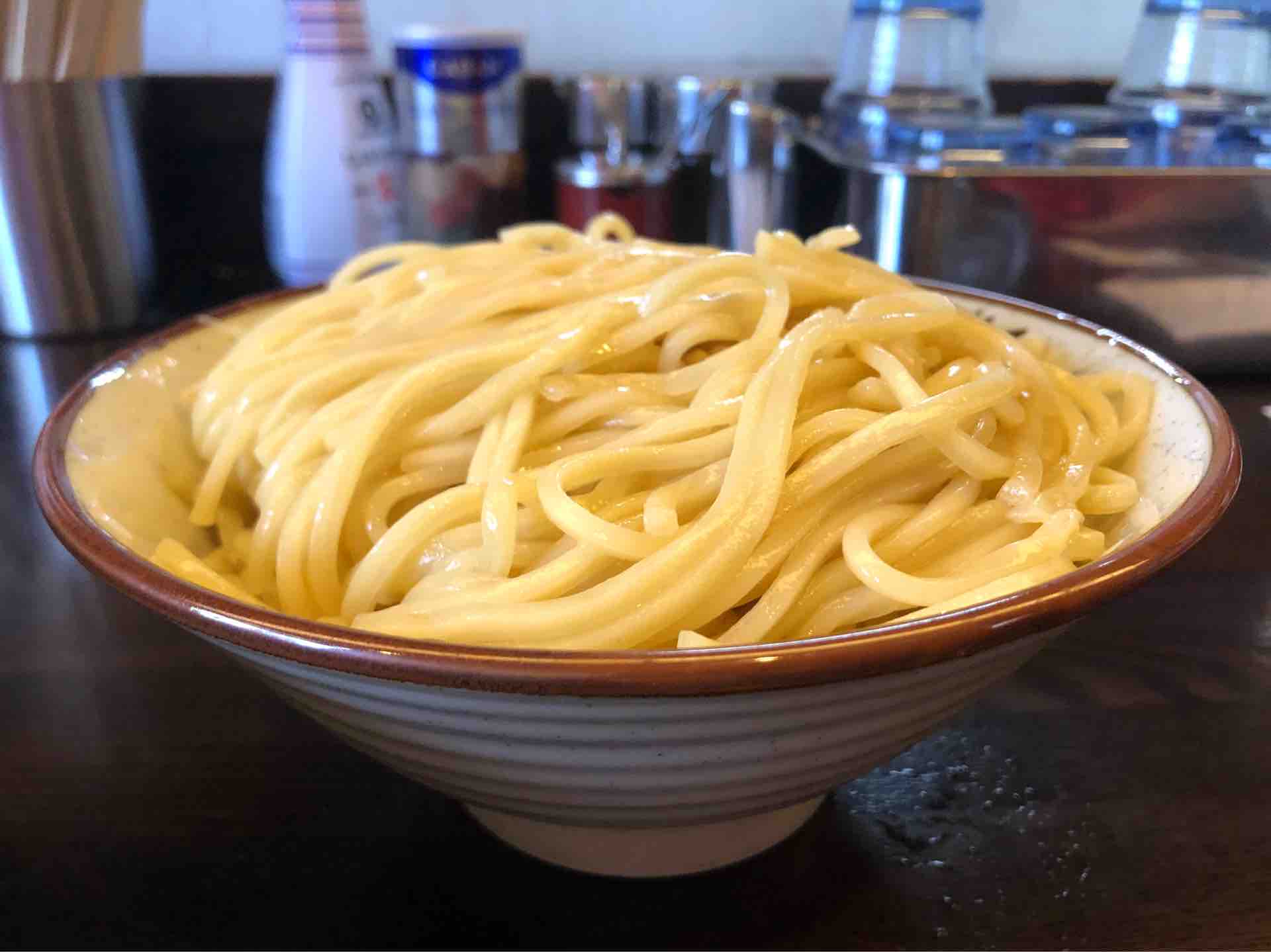 大勝軒しのやのもりそばの麺を横から見た写真