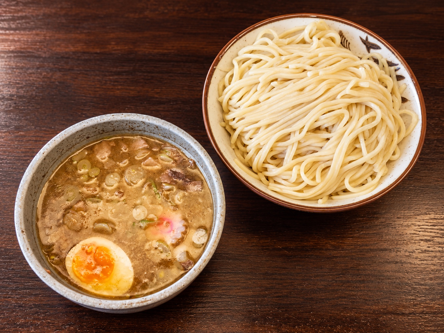 大勝軒しのやの麺とつけ汁が並ぶもりそば